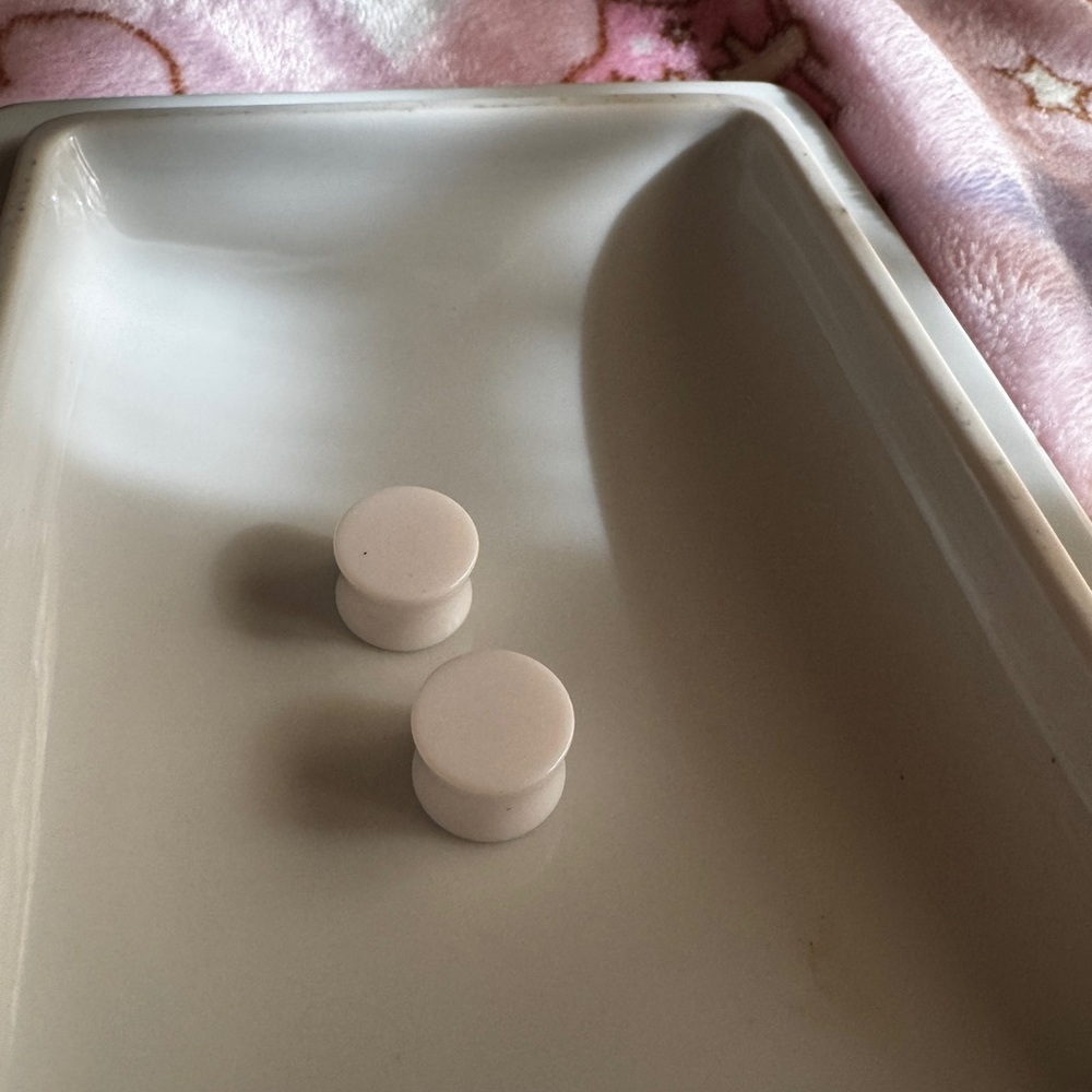 White plugs for stretched gauged ears